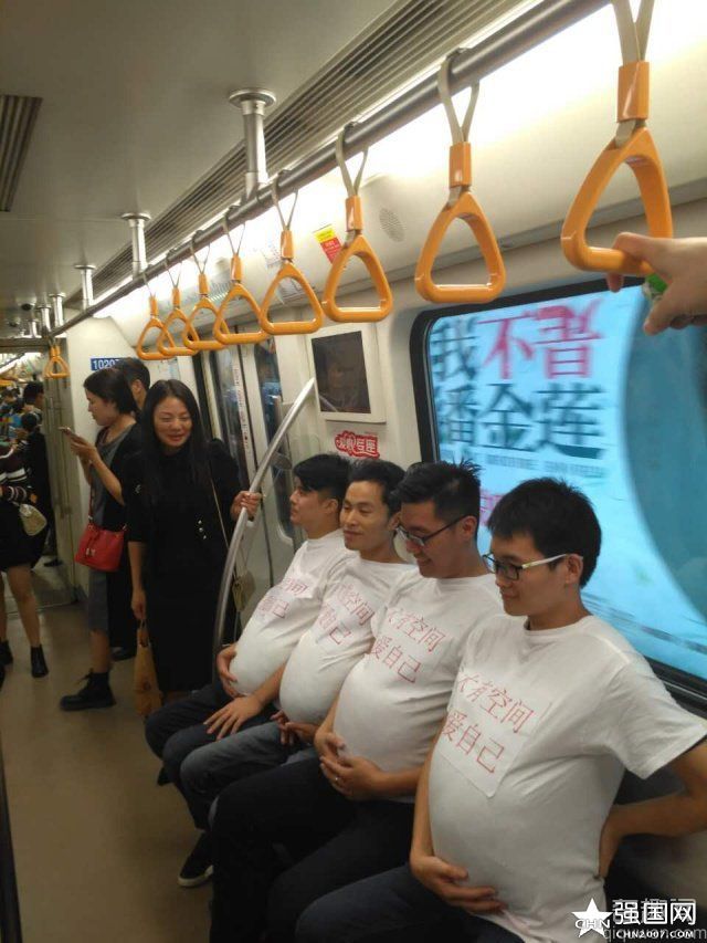 成都地铁现男孕妇 让众人纷纷侧目