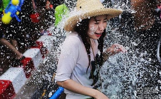 泰国泼水节美女湿身走光 泰国泼水节图片