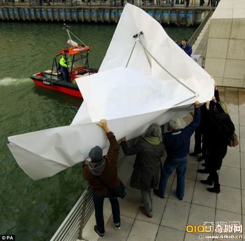 [多图]德艺术家自制折叠纸船在泰晤士河上实现首航