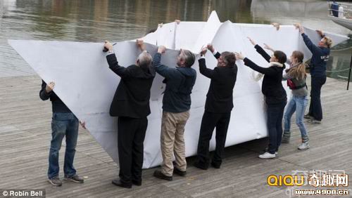 [多图]德艺术家自制折叠纸船在泰晤士河上实现首航