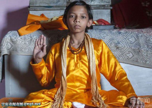 印度长尾巴少年被奉神灵 已成为当地神圣的象征