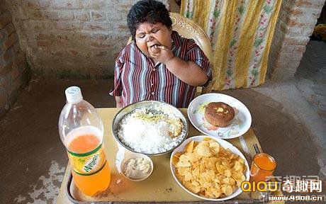 [图文]印度胖女孩或将自己“吃死”疑患饥饿症