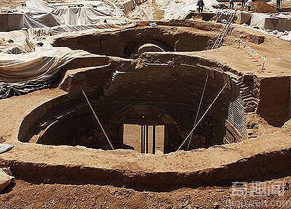 甘肃武威发现罕见东汉古墓 出土大量珍贵文物