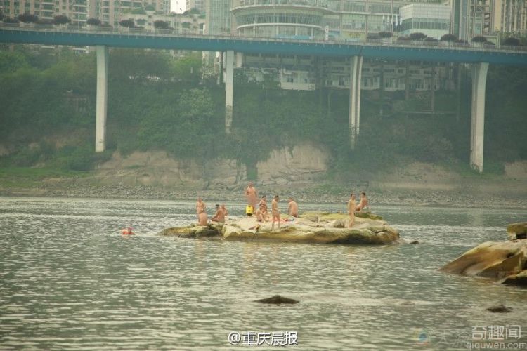 重庆惊现集体裸泳 完全无视旁边的女孩子们