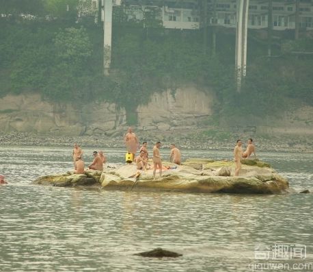 重庆惊现集体裸泳 完全无视旁边的女孩子们