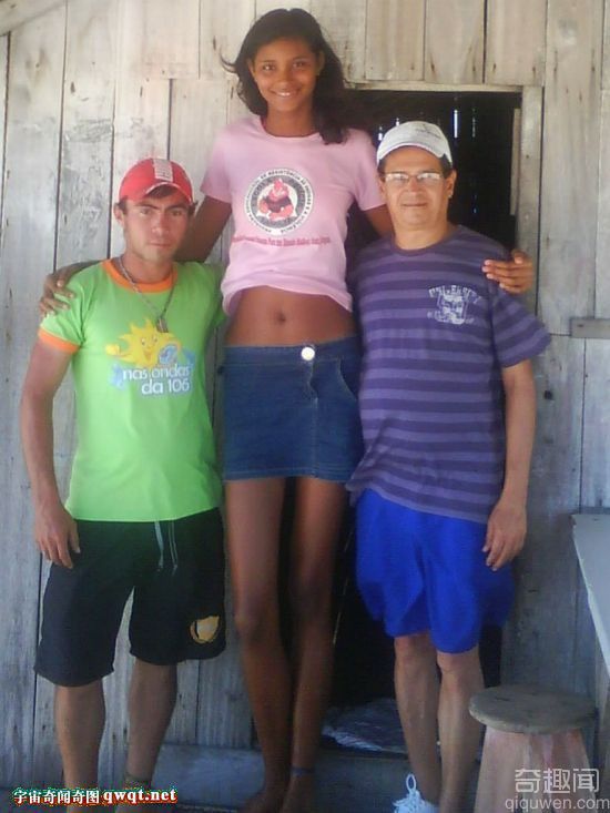 盘点世界各地惊奇女巨人14岁少女身高2.06米