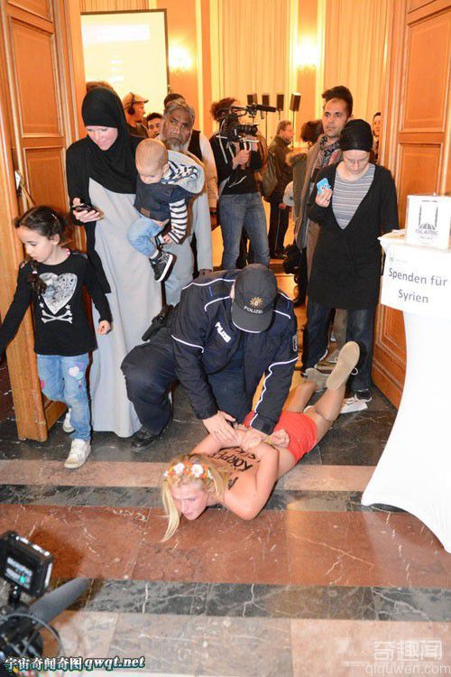 德国数名女性赤裸上身闯入柏林市政厅内示威