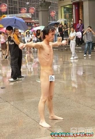成都一猛男在大庭广众下裸体做广播体操