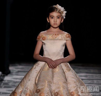 中国9岁小模特绣球 镇静从容不输大牌名模