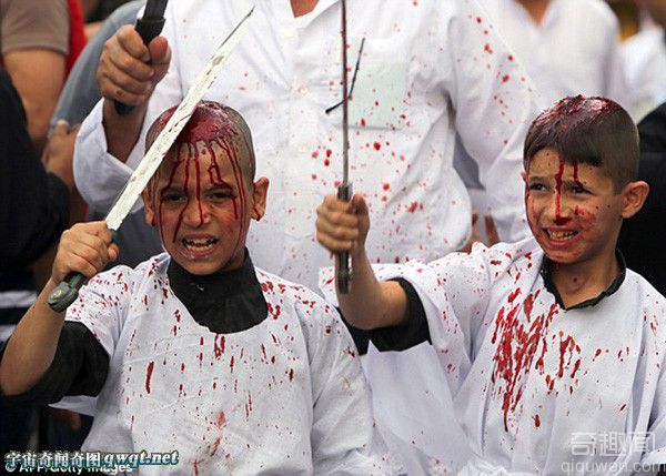 阿舒拉节血腥仪式：高举尖刀割破自己的头皮