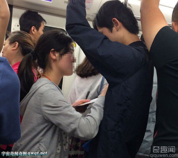 地铁女乞讨者乞讨不成就对男乘客摸来摸去