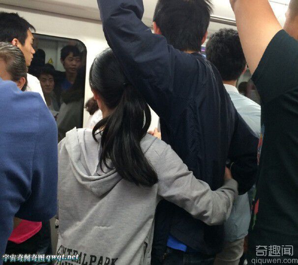地铁女乞讨者乞讨不成就对男乘客摸来摸去
