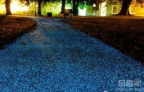神奇材料打造“星光大道”取代路灯 白天吸收紫外线夜晚发光