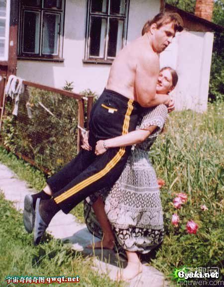 乌克兰4岁女汉子能举重200斤
