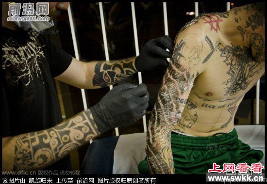 加拿大纹身狂热分子身上插4550根针打破世界纪录