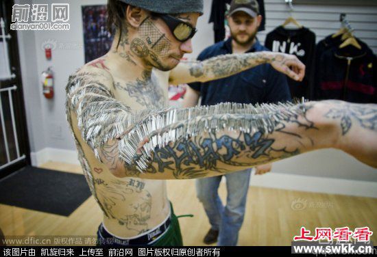 加拿大纹身狂热分子身上插4550根针打破世界纪录