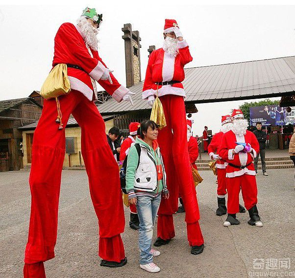 世界上最高的圣诞老人牵线木偶，高达11米，入选吉尼斯世界纪录