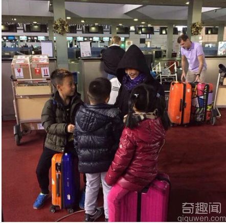 孙悦带三个孩子机场被拍 7岁儿子近照曝光