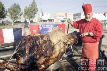 世界上最大的烤肉：费时15个小时烤熟550公斤的骆驼