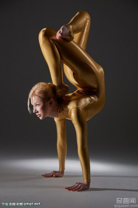 女子穿紧身黄金甲秀柔术软功 被评为世界上身体最柔软的人