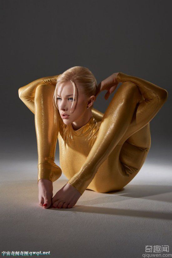 女子穿紧身黄金甲秀柔术软功 被评为世界上身体最柔软的人