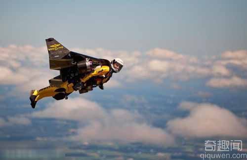 现实版超人:瑞士鸟人190英里的时速在上空与战斗机双飞