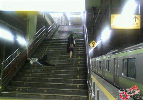 日本地铁里的那些奇葩睡姿 跟丧尸现场似的