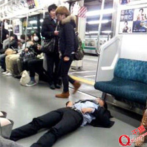 日本地铁里的那些奇葩睡姿 跟丧尸现场似的