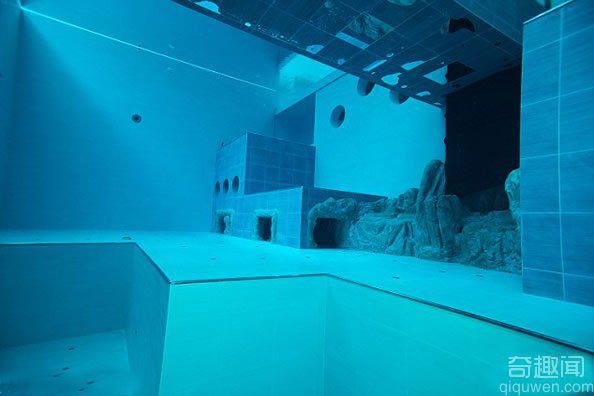 [图文]意大利打造世界上最深的游泳池Y40