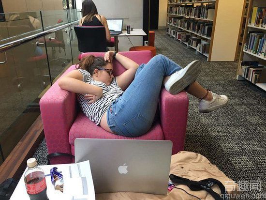 一胖姑娘在图书馆睡着后 销魂睡姿被P成网红