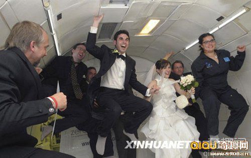 [图文]美国新人举办世界首场零重力状态婚礼在飞机上举行