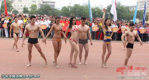 陕西大学生运动会开幕式:比基尼走秀