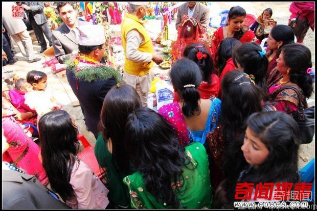 实拍尼泊尔婚礼习俗：岳父给女婿洗脚