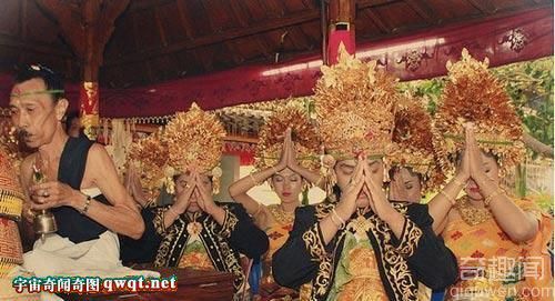 巴厘岛少女洁身仪式：月经初潮需幽禁