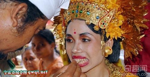 巴厘岛少女洁身仪式：月经初潮需幽禁
