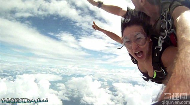 實拍男女跳傘者險與飛機相撞驚險一幕