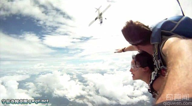 实拍男女跳伞者险与飞机相撞惊险一幕