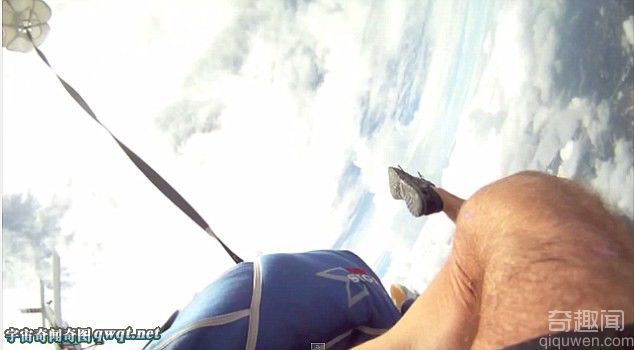 实拍男女跳伞者险与飞机相撞惊险一幕