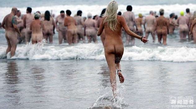 英國500人在寒冷的天氣 進入冰冷的海水裸泳