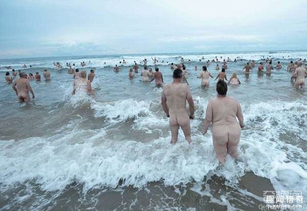 英國500人在寒冷的天氣 進入冰冷的海水裸泳