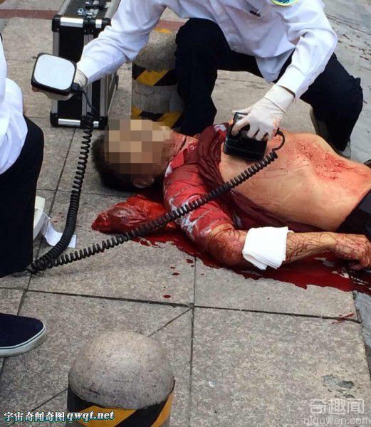 温州街头男子被割喉 捂伤走70米后倒地身亡