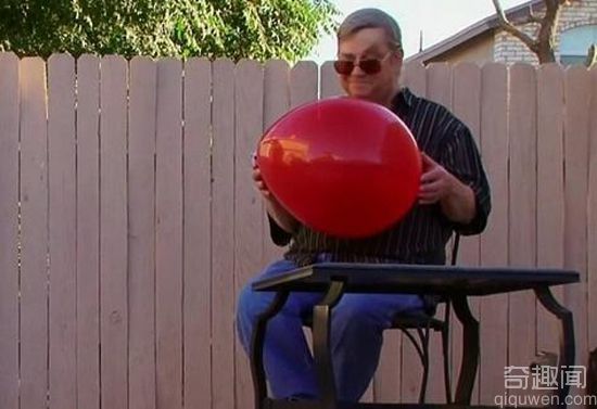 奇葩！男子与气球接吻谈恋爱