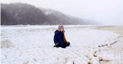 俄罗斯村庄突降神秘雪球 引得不少村民前去拍照