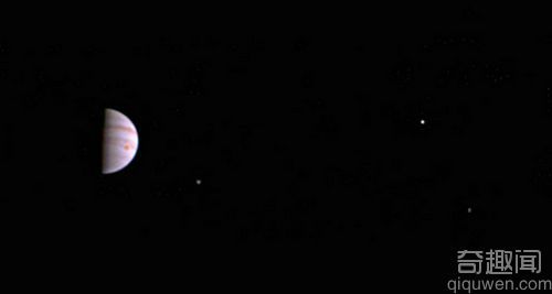 NASA曝光土星两极照片 美轮美奂让人震撼