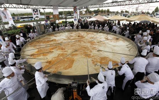 世界上最大的煎蛋卷 可供成千上万观看者享用