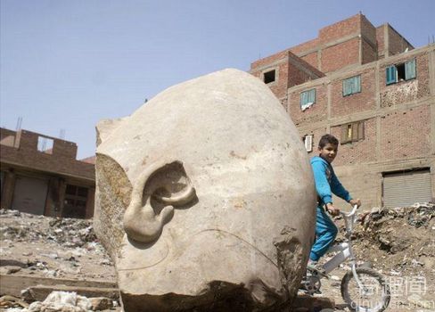 埃及考古发现 开罗贫民窟地下现法老雕像