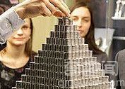 立陶宛100万硬币堆成“金字塔”破世界纪录
