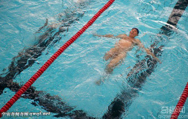 法国裸泳赛 选手观众均不能穿衣服是裸体