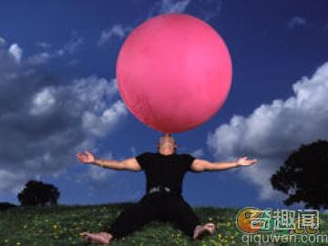 世界上最大的肺活量 吹出了一个直径2.44米的大气球