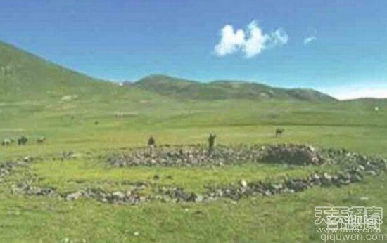 新疆骇人谜团曝光：麦田圈古巨石堆建筑之谜